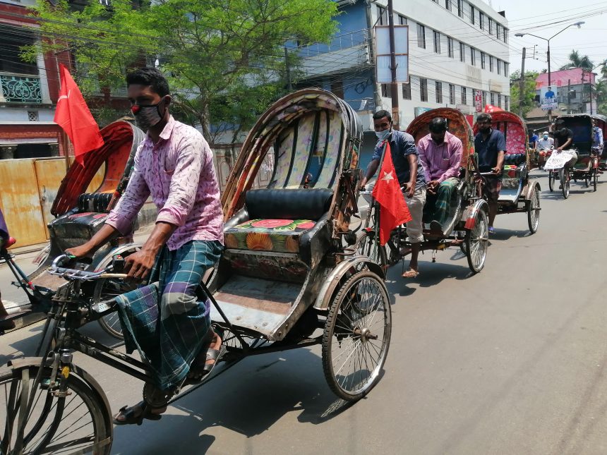 IMG 20210417 114840 বরিশালে ত্রাণ ও রেশনের দাবীতে খালি রিক্সা নিয়ে মিছিল