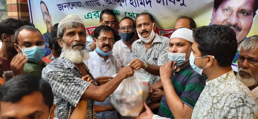 20210511 165909 শাহজাদপুরে ৫'শ মটর শ্রমিককে ঈদ উপহার দিলে চয়ন ইসলাম ও এ্যাড. লাবলু