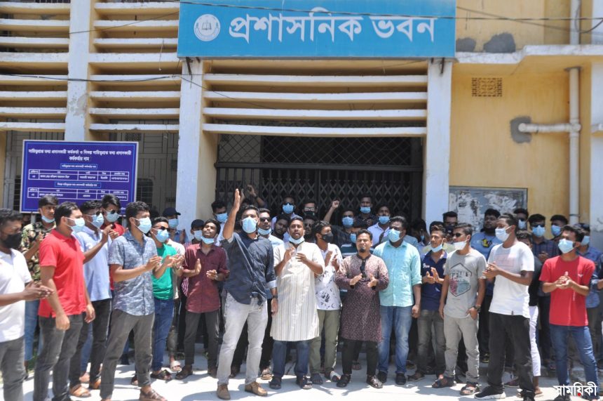 Barishal students of BM College blocked the administration building and locked gate thus Prof. Kayum udiin not to join vice principal post. phtp collected with news উপাধ্যক্ষ পদে প্রফেসর কাইয়ুমউদ্দিন যোগদান করতে পারেনি, ছাত্ররা তালা ঝুলিয়ে দিয়েছে কার্যালয়ে