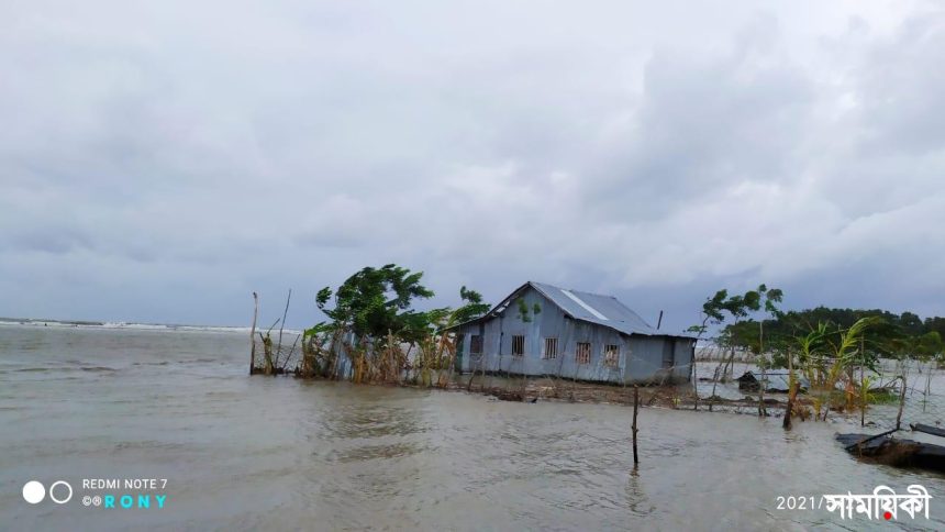 IMG 20210525 WA0052 ঘূর্ণিঝড় 'ইয়াস': পটুয়াখালীতে বিধ্বস্ত বাঁধ দিয়ে পানি প্রবেশ করে ১০ গ্রাম প্লাবিত