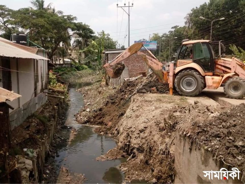 Massive cleaning activities continued by BCC. The photo was taken recentle from Chawmatha area of the Coty. collected with news 4 আগামী মওসুমে জলাবদ্ধতা নিরসনে <br>বিসিসির পরিস্কার পরিচ্ছন্নতার ব্যাপক কার্যক্রম পূর্ণ গতিতে এগিয়ে চলছে