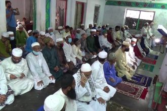 Patuakhali Advence Eid Pic 01 1 পটুয়াখালী সদর উপজেলার বদরপুর দরবার শরীফের মুসুল্লিরা বুধবার ঈদ-উল-ফিতর পালন করেছেন।