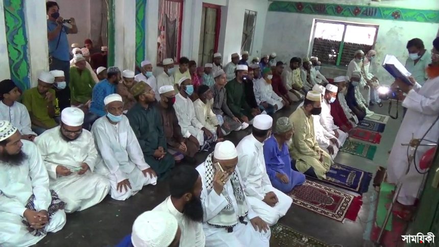 Patuakhali Advence Eid Pic 01 1 পটুয়াখালী সদর উপজেলার বদরপুর দরবার শরীফের মুসুল্লিরা বুধবার ঈদ-উল-ফিতর পালন করেছেন।