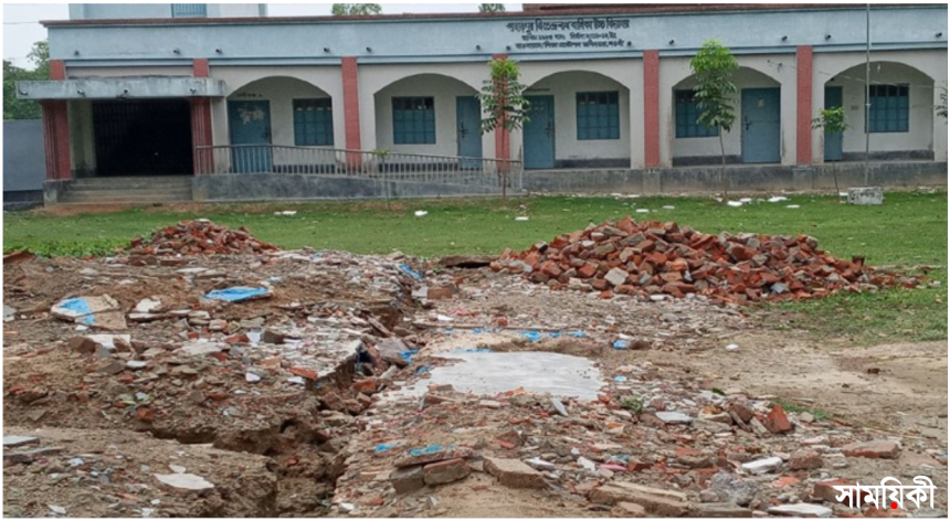 no নওগাঁয় জিতেন্দ্র নাথ বালিকা উচ্চ বিদ্যালয়ে পুরাতন ভবনের মালামাল ও গাছ বিক্রির মহোৎসব