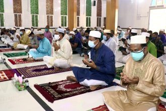Barishal Photo Eid ul Azha Jamaat held at Collectorate Masjid in presence of high officialssocio political leaders and observed with due respect and caution about preventing Covid 19 in Barishal 5 বরিশালে করোনা থেকে মুক্তি চেয়ে বিশেষ দোয়া