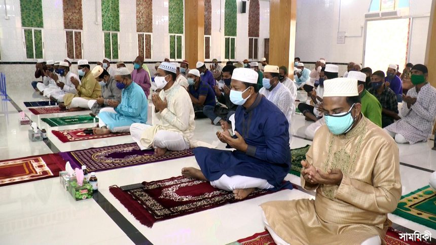 Barishal Photo Eid ul Azha Jamaat held at Collectorate Masjid in presence of high officialssocio political leaders and observed with due respect and caution about preventing Covid 19 in Barishal 5 বরিশালে করোনা থেকে মুক্তি চেয়ে বিশেষ দোয়া