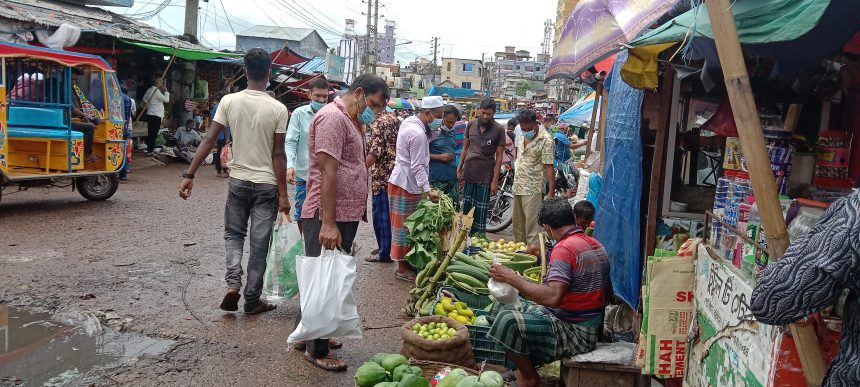 Barishal photo Barishal Kitchen market crowded public absent but private transports running on road amid activities of mobile court and checkposts in the city 6 লকডাউনের দ্বিতীয় দিন বরিশালের বাজারগুলোতে মানুষের জটলা! রাস্তাঘাটে যানবাহন কম