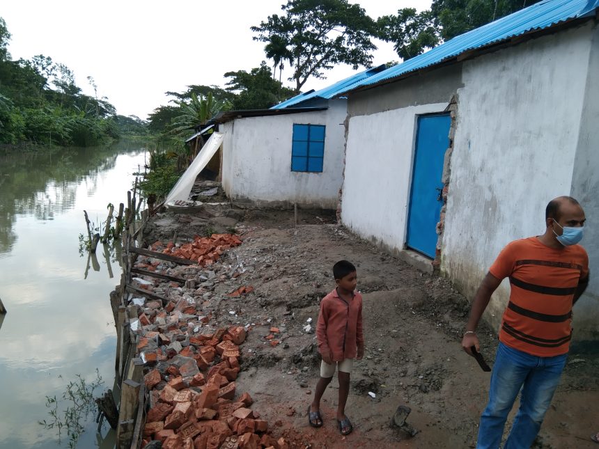 Rajapur file photo Residents of allotted houses constructed at Ashrayan Project in Rajapur upazila of Jhalakathi district living under panic as cracks developed 1 2 ঝালকাঠির রাজাপুরে প্রধানমন্ত্রীর আশ্রয়ন প্রকল্পে ঘর পাওয়া মানুষের দিন কাটছে মাথার উপর ঘর ভেঙে পড়ার আতঙ্কে