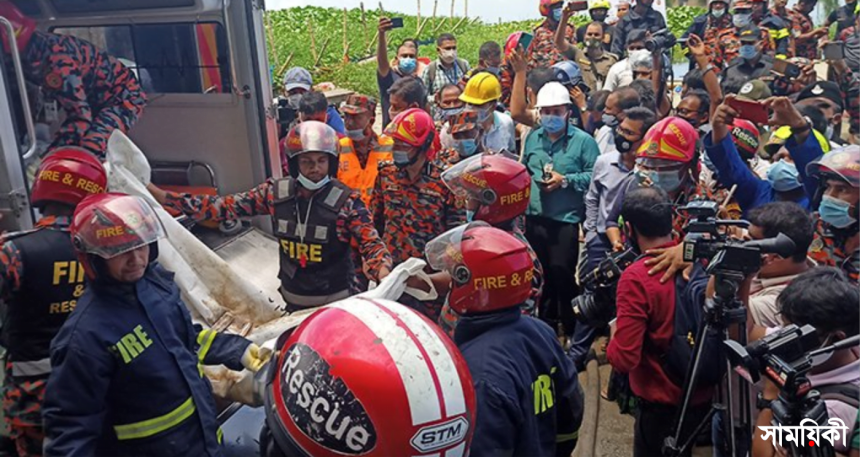 সেজান জুস অগ্নিকাণ্ড কারখানায় স্বজনদের হামলা ভাঙচুর: বিক্ষুদ্ধ শ্রমিকদের সঙ্গে পুলিশের ধাওয়া পাল্টা ধাওয়া সংঘর্ষ