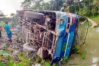 Barishal Photo Five injured after bus plunged to roadside ditch on Barishal Bhola highway on Tuesday early morning বরিশালে পৃথক দুটি সড়ক দুর্ঘটনায় আহত-২০