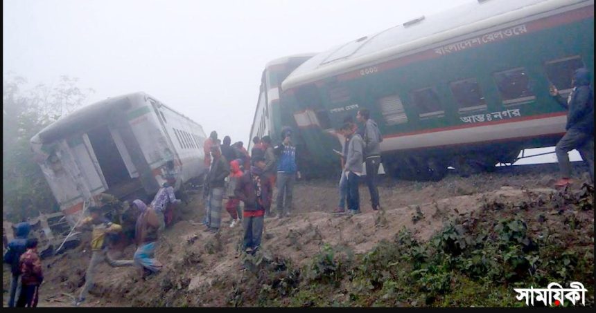 rail ট্রেনের সঙ্গে বালুবোঝাই ট্রাকের সংঘর্ষে উল্টে গেল পাঁচ বগি