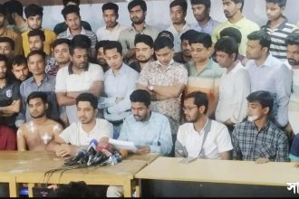 dhaka college 1 ডিসি, এডিসি ও ওসির প্রত্যাহারসহ ১০ দফা দাবি শিক্ষার্থীদের