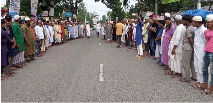 la বাংলাদেশ: মসজিদে নামাজরত অবস্থায় বড়ভাইকে কুপিয়ে হত্যা চেষ্টা, ছোটভাইকে গ্রেফতারের দাবি এলাকাবাসীর