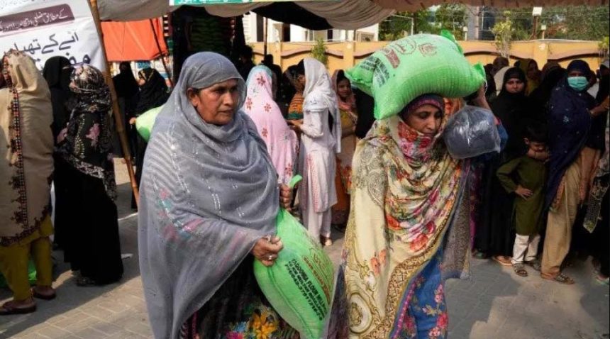 পাকিস্তানে খাবার বিতরণে পদদলিত হয়ে ১১ জনের মৃত্যু