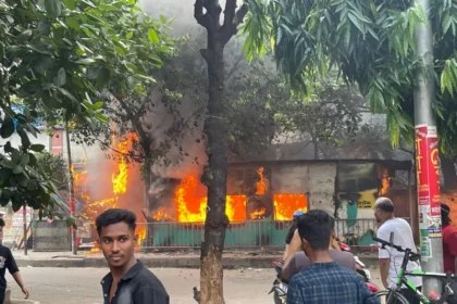 ধানমণ্ডিতে বঙ্গবন্ধু জাদুঘর ও স্বরাষ্ট্রমন্ত্রীর বাসভবনে আগুন