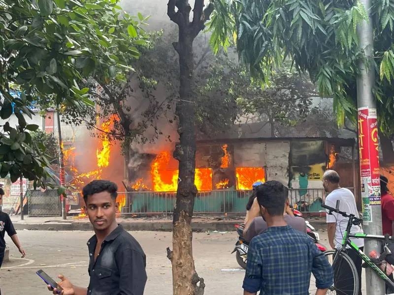 ধানমণ্ডিতে বঙ্গবন্ধু জাদুঘর ও স্বরাষ্ট্রমন্ত্রীর বাসভবনে আগুন