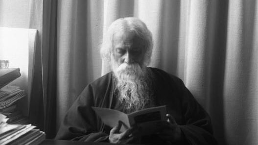 Rabindranath Tagore
 শীর্ষ ১০ বাঙালি কবি যাদের রচনা বিশ্বকে মুগ্ধ করেছে